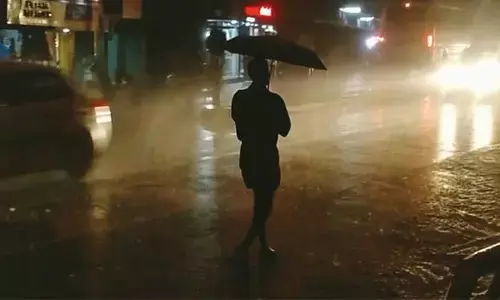 കുട മടക്കല്ലേ..; സംസ്ഥാനത്ത് വരും മണിക്കൂറുകളിൽ ശക്തമായ മഴയ്ക്ക് സാധ്യത; കാറ്റ് വീശുമെന്നും മുന്നറിയിപ്പ്; നാല് ജില്ലകളിൽ ജാഗ്രത നിർദ്ദേശം