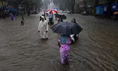 മഹാരാഷ്ട്രയിലും കനത്ത നാശം വിതച്ച് മഴ; പലയിടത്തും വെള്ളക്കെട്ട്; 19 ഗ്രാമങ്ങൾ ഇരുട്ടിൽ; വ്യാപക നാശനഷ്ടം; പുറത്തിറങ്ങുമ്പോൾ സൂക്ഷിക്കണമെന്ന് ജനങ്ങൾക്ക് മുന്നറിയിപ്പ്
