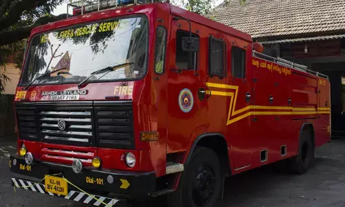 കരിമ്പ് ജ്യൂസ് മെഷീനിൽ കൈ കുടുങ്ങി; ജീവനക്കാരന്റെ കൈപ്പത്തിയറ്റു; അപകടം മെഷീൻ വൃത്തിയാക്കുന്നതിനിടെ; സംഭവം തിരുവനന്തപുരത്ത്