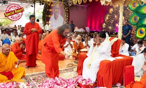 അമൃതവര്‍ഷം 72; കടലോളം സ്‌നേഹം ചൊരിഞ്ഞമ്മ; അമ്മക്കടലായി അമൃതപുരി; മാതാ അമൃതാനന്ദമയിയെ ഹാരാര്‍പ്പണം നടത്തി സ്വീകരിച്ച് ഗവര്‍ണര്‍; അമ്മയുടെ സേവന സമര്‍പ്പിത ജീവിതം മാതൃകാപരമെന്ന് ജെപി നദ്ദ; ഒരു ലോകം, ഒരു ഹൃദയംസങ്കല്പത്തിലുള്ള ലോകശാന്തി പ്രാര്‍ത്ഥനയും