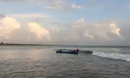 മണൽത്തട്ടിൽ ഇടിച്ച് മത്സ്യബന്ധന ബോട്ട് അപകടത്തിൽപ്പെട്ടു; മത്സ്യത്തൊഴിലാളികൾ രക്ഷപ്പെട്ടത് തലനാരിഴയ്ക്ക്