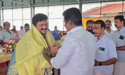 ഒരു കുടുംബത്തിലെ നാല് നായന്മാര് രാജിവച്ചാല് എന്എസ്എസിന് ഒന്നുമില്ല; കാശ് മുടക്കിയാല് ഏത് അലവലാതികള്ക്കും ഫ്ലക്സ് അടിച്ച് അനാവശ്യം എഴുതി വെക്കാം; സുകുമാരന് നായര്ക്ക് പിന്നില് പാറപോലെ ഉറച്ച് നില്ക്കുമെന്ന് കെബി ഗണേഷ് കുമാര് ഒരു കുടുംബത്തിലെ നാല് നായന്മാര് രാജിവച്ചാല് എന്എസ്എസിന് ഒന്നുമില്ല; കാശ് മുടക്കിയാല് ഏത് അലവലാതികള്ക്കും ഫ്ലക്സ് അടിച്ച് അനാവശ്യം എഴുതി വെക്കാം; സുകുമാരന് നായര്ക്ക് പിന്നില് പാറപോലെ ഉറച്ച് നില്ക്കുമെന്ന് കെബി ഗണേഷ് കുമാര്