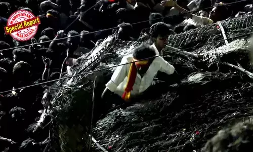 തിക്കിലും തിരക്കിലും ശ്വാസം മുട്ടി വെപ്രാളത്തോടെ സമീപത്തെ ഓല ഷെഡ്ഡുകള്‍ പൊളിച്ച് മേല്‍ക്കൂരയില്‍ കയറി രക്ഷപ്പെടുന്നവര്‍; ഏറെയും പാര്‍ട്ടി പതാക പതിച്ച വെള്ള ടീഷര്‍ട്ട് ധരിച്ച കൗമാരക്കാര്‍; കരൂരില്‍ വിജയ്‌യുടെ റാലി ദുരന്തമായതോടെ രക്ഷപ്പെടുന്നവരുടെ ദൃശ്യങ്ങള്‍ പുറത്ത്; സ്ഥലം നഷ്ടമാകാതിരിക്കാന്‍ വെള്ളം പോലും കുടിക്കാതെ കാത്തിരുന്നവര്‍ക്ക് സംഭവിച്ചത് വന്‍ദുരന്തം