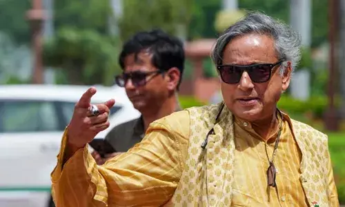 ഹൃദയം തകർന്നുപോകുന്നു..; ആൾക്കൂട്ടത്തെ നിയന്ത്രിക്കാനുള്ള പോരായ്മകളാണ് കരൂരിലേത് പോലുള്ള ദുരന്തങ്ങൾക്ക് കാരണം; ശക്തമായ നിയമങ്ങളും പ്രോട്ടോക്കോളുകളും കൊണ്ടുവരണമെന്ന് ശശി തരൂർ