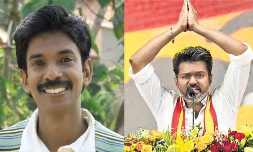 രാഷ്ട്രീയക്കളി വിജയ്ക്ക് അത്ര പരിചയമില്ല, പാരയായത് ബസിനു മുകളിലെ ഷോ, ഫാൻസ് ശരിക്കും കഴുതകളാണ്; താരങ്ങൾ കോടികൾ ഉണ്ടാക്കുന്നു ആരാധകർക്ക് എന്തുണ്ടെന്ന് സന്തോഷ് പണ്ഡിറ്റ്