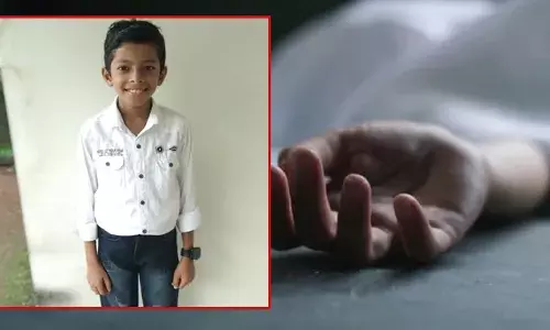 തത്തയെ പിടികൂടാൻ ഉണങ്ങി നിന്നിരുന്ന തെങ്ങ് വെട്ടിമറിച്ചു; ഏഴാം ക്ലാസ് വിദ്യാർത്ഥിയ്ക്ക് ദാരുണാന്ത്യം; സംഭവം ആലുവയിൽ