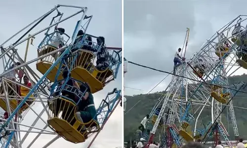 ഒരു കൊളുത്തിന്റെ ബലത്തിൽ ആളുകളെ ഇരുത്തി ആട്ടം; കാൽ കൊണ്ട് പ്രവര്‍ത്തിപ്പിച്ച് രീതി; പൊടുന്നനെ ഉഗ്ര ശബ്ദം; ആളുകൾ കുതറിയോടി; കൂറ്റന്‍ ഊഞ്ഞാൽ ത‍കർന്ന് അപകടം; വീഡിയോ വൈറൽ