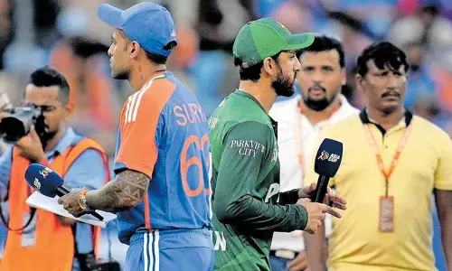 ദുബായില്‍ ഒരുക്കിയത് റണ്ണൊഴുകുന്ന പിച്ച്; ടോസ് നേടിയ സൂര്യകുമാര്‍ യാദവ് തിരഞ്ഞെടുത്തത് ബോളിങ്;  ആദ്യം ബാറ്റ് ചെയ്യാന്‍ താല്‍പര്യമെന്ന് സല്‍മാന്‍ ആഗയും; ഇന്ത്യന്‍ നിരയില്‍ ഹാര്‍ദിക്കിനു പകരം റിങ്കു സിങ്; മാറ്റമില്ലാതെ പാക്കിസ്ഥാന്‍;  കലാശപ്പോരിന്റെ ആവേശത്തില്‍ ആരാധകര്‍