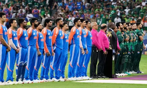 ഇന്ത്യക്കാരനായ രവി ശാസ്ത്രിയോട് സംസാരിക്കില്ലെന്ന് പാകിസ്ഥാന്‍ ടീം;  ടോസിന് മുമ്പ് വഖാര്‍ യൂനിസിനെ ഉള്‍പ്പെടുത്തി എസിസി; ഏഷ്യാകപ്പ് ഫൈനലിന് മുമ്പ് മൈതാനത്തും നാടകീയ നീക്കം