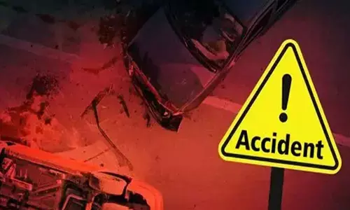 സ്‌കൂട്ടറിൽ കണ്ടെയ്നര്‍ ലോറി ഇടിച്ച് വീട്ടമ്മയ്ക്ക് ദാരുണാന്ത്യം; ഒപ്പമുണ്ടായിരുന്ന ഭർത്താവിനും കുഞ്ഞിനും ഗുരുതര പരിക്ക്; ആശുപത്രിയിൽ പ്രവേശിപ്പിച്ചു; നെഞ്ചുലയ്ക്കുന്ന സംഭവം പാലക്കാട്