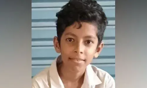 ഉണങ്ങി നിന്നിരുന്ന തെങ്ങില്‍ നിന്നും തത്തയെ പിടിക്കാന്‍ ശ്രമിക്കുന്നതിനിടെ തെങ്ങ് വീണു; 12 വയസുകാരന് ദാരുണാന്ത്യം