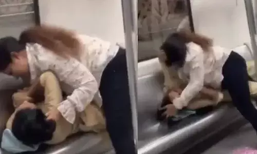 ഒഴിഞ്ഞ് കിടന്ന കോച്ചില്‍ സീറ്റിനെ ചൊല്ലി വാക്ക് തര്‍ക്കം; തര്‍ക്കം മുറുകിയപ്പോള്‍ അങ്ങോട്ടും ഇങ്ങോട്ടും കൈയ്യേറ്റം; വഴക്കിട്ടത് രണ്ട് സ്ത്രീകള്‍; സംഭവം ഡല്‍ഹി മെട്രോയില്‍; വീഡിയോ വൈറല്‍