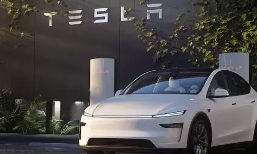 അമേരിക്കയിലെ ആ ഭീമൻ ഏഴ് കടൽ താണ്ടി ഇങ്ങ് എത്തി; ടെസ്‌ല മോഡൽ വൈ യുടെ ഇന്ത്യയിലെ ഡെലിവറികൾ ആരംഭിച്ചു