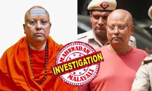 ചൈതന്യാനന്ദയുടെ ഫോണില്‍ എയര്‍ ഹോസ്റ്റസ് അടക്കമുള്ള സ്ത്രീകളുമായുള്ള ഫോട്ടോകള്‍; സ്ത്രീകളുമായുള്ള നടത്തിയ ഒട്ടേറെ ചാറ്റുകളും കണ്ടെടുത്തു;  വാഗ്ദാനങ്ങള്‍ നല്‍കി സ്ത്രീകളെ വശീകരിക്കാന്‍ ശ്രമിച്ചത് ചാറ്റുകളില്‍ വ്യക്തം