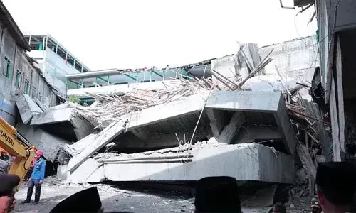 ഇന്തോനേഷ്യയില്‍ സ്‌കൂള്‍ കെട്ടിടം തകര്‍ന്നു; നിരവധി കുട്ടികള്‍ കുടുങ്ങി; മൂന്ന് പേര്‍ കൊല്ലപ്പെട്ടു