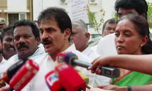 വിവാദങ്ങളില്‍ കോണ്‍ഗ്രസ് കക്ഷിയാകാനില്ല; രാഹുല്‍ ഗാന്ധി വിജയിനെ വിളിച്ചത് വേദനയില്‍ ഒപ്പമുണ്ടെന്ന് അറിയിക്കാന്‍; ആദ്യം വിളിച്ചത് എം കെ സ്റ്റാലിനെയാണ്; കരൂര്‍ സന്ദര്‍ശിച്ച കെ സി വേണുഗോപാലിന്റെ പ്രതികരണം ഇങ്ങനെ