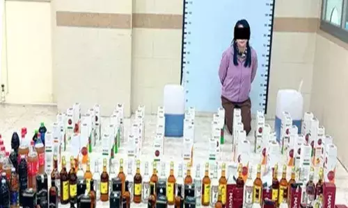 വ്യാജ വിദേശ മദ്യം നിർമിച്ച് വിൽപ്പന; താമസസ്ഥലത്തെ റെയ്ഡിൽ കണ്ടെത്തിയത് മുന്നൂറിലധികം കുപ്പികൾ; കുവൈറ്റിൽ ഏഷ്യൻ പ്രവാസിയെ അറസ്റ്റ് ചെയ്ത് പോലീസ്