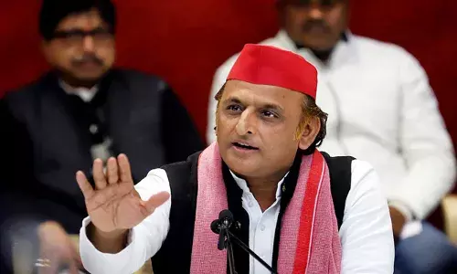 സ്വർണവില കുതിച്ചുയരാൻ കാരണം ബി.ജെ.പി നേതാക്കൾ; ഇരുമ്പ് ഇരട്ട എഞ്ചിൻ സ്വർണമായി മാറിയെന്ന് പരിഹാസം; അഴിമതിപ്പണം സ്വർണമടക്കം വിലയേറിയ ലോഹങ്ങളിലേക്ക് മാറ്റിയെന്ന് അഖിലേഷ് യാദവ്