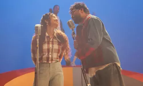 ഷറഫുദ്ദീൻ അനുപമ പരമേശ്വരൻ പ്രധാന വേഷങ്ങളിൽ; ശ്രദ്ധനേടി പെറ്റ് ഡിറ്റക്ടീവിലെ ഗാനം; ഞെട്ടിച്ചുവെന്ന് കമന്റ്