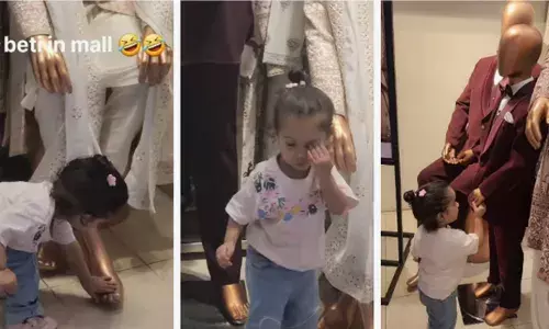 ഈശ്വര..രക്ഷിക്കണേ..; മാളിലേക്ക് ഓടിക്കയറിയ കുഞ്ഞോമന; കണ്ട പ്രതിമകളെയെല്ലാം കാൽതൊട്ട് വന്ദിച്ച് കുസൃതി; വൈറലായി വീഡിയോ