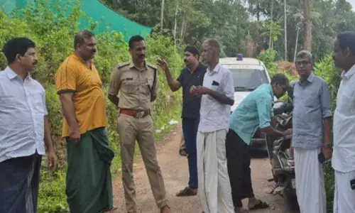 സാറെ...രണ്ടു ദിവസം ഇനി അവധിയല്ലേ..; റോഡരികിലെ പുല്ലുകൾക്കിടയിൽ നിന്നും കിട്ടിയത് ഏഴ് കുപ്പികൾ; എല്ലാം കൈയ്യോടെ പൊക്കി എക്സൈസ്