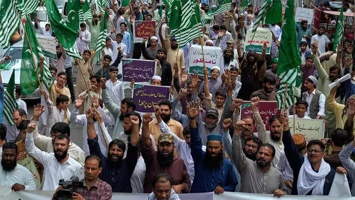 പ്രതിഷേധങ്ങള്‍ അടിച്ചമര്‍ത്താന്‍ പാകിസ്ഥാന്‍ സൈന്യം നടത്തുന്ന വെടിവെയ്പ്പില്‍ നിരവധിപ്പേര്‍ കൊല്ലപ്പെട്ടു; പാക് അധിനിവേശ കാശ്മീരില്‍ സംഘര്‍ഷം തുടരുന്നു