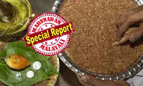 ഓം ഹരിഃ ശ്രീ ഗണപതയേ നമഃ; പൊന്നു തൊട്ട് നാവില്‍ അക്ഷര മധുരം ഏറ്റുവാങ്ങി കുരുന്നുകള്‍; പനച്ചിക്കാട്ടും പറവൂരിലും കൊല്ലൂരിലും തുഞ്ചന്‍ സ്മാരകത്തിലും അടക്കം ആദ്യാക്ഷരം കുറിയ്ക്കാന്‍ വന്‍ തിരക്ക്; ജ്ഞാനത്തിന്റെയും വിദ്യയുടെയും ദിനം; വിജയദശമി നിറവില്‍ എഴുത്തിനിരുത്ത് ചടങ്ങ്