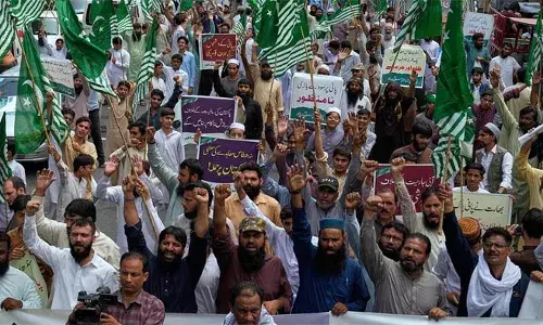 പ്രതിഷേധങ്ങള്‍ അടിച്ചമര്‍ത്താന്‍ പാകിസ്ഥാന്‍ സൈന്യം നടത്തുന്ന വെടിവെയ്പ്പില്‍ നിരവധിപ്പേര്‍ കൊല്ലപ്പെട്ടു; പാക് അധിനിവേശ കാശ്മീരില്‍ സംഘര്‍ഷം തുടരുന്നു