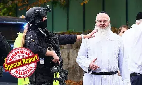 കാറില്‍ നിന്നിറങ്ങി കത്തിയുമായി പാഞ്ഞെത്തിയ അക്രമി ശ്രമിച്ചത് സിനഗോഗിന് ഉള്ളില്‍ കടക്കാന്‍; സമചിത്തത കൈവിടാതെ ദേവാലയത്തിന്റെ വാതിലടച്ച് ബാരിക്കേഡ് തീര്‍ത്ത് റബ്ബിയുടെ രക്ഷാപ്രവര്‍ത്തനം; കൂടുതല്‍ ആളുകള്‍ കൊല്ലപ്പെടാതിരുന്നത് ഈ ഇടപെടലില്‍; റബ്ബി ഡാനിയേല്‍ വാക്കര്‍ ഹീറോയെന്ന് ബ്രിട്ടീഷ് മാധ്യമങ്ങള്‍