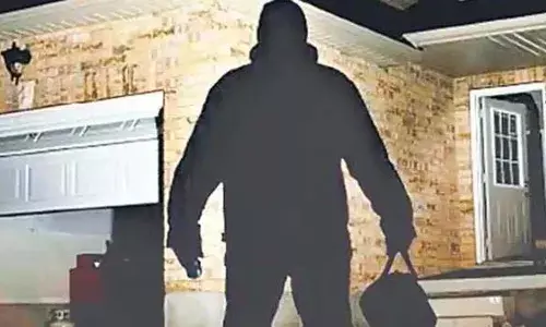 വീട്ടില്‍ സൂക്ഷിച്ചിരുന്ന ഏഴ് പവന്റെ താലിമാലയും ഒരു ലക്ഷം രൂപയുടെ റാഡോ വാച്ചു മോഷണം പോയി; ഹോസ്ദുര്‍ഗ് പോലീസ് അന്വേഷണം തുടങ്ങി