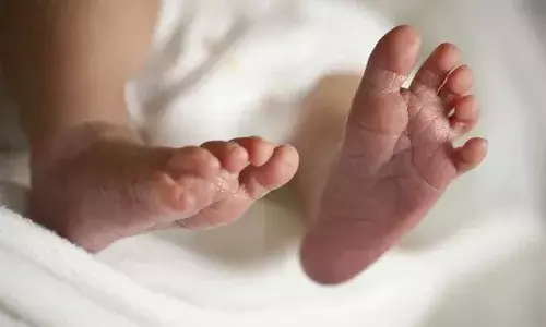 യുവതി ആശുപത്രി തറയില്‍ പ്രസവിച്ചു; കട്ടിലില്‍ കിടത്താനും പരിശോധിക്കാനും അധികൃതര്‍ തയ്യാറായില്ലെന്ന് കുടുംബത്തിന്റെ ആരോപണം