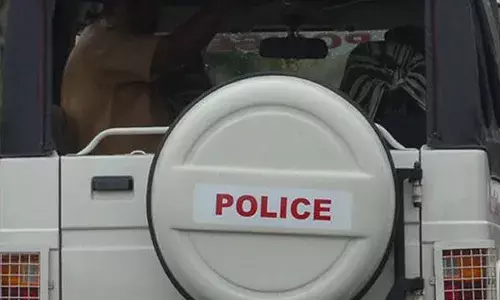 ഗ്യാസ് ഏജന്‍സി ജീവനക്കാരനെ മരത്തില്‍ കെട്ടിയിട്ട് മര്‍ദിച്ചു;ഒപ്പമുണ്ടായിരുന്ന ആളുടെ ഒന്നര പവന്റെ മാല മോഷ്ടിച്ചു: അച്ഛനും മകനും അറസ്റ്റില്‍