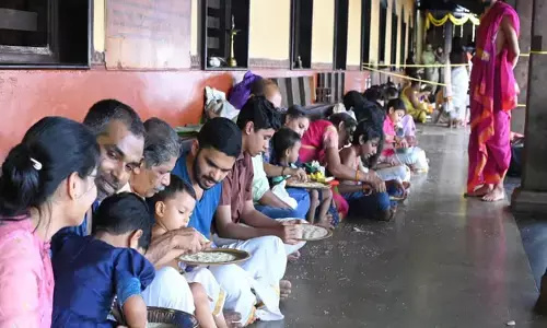 വിദ്യാരംഭം കുറിക്കാന്‍ കേരളത്തില്‍ നിന്നും കൊല്ലൂരിലെത്തിയത് നിരവധി കുരുന്നുകള്‍; പുലര്‍ച്ചെ മൂന്നിന് തുടങ്ങിയ ചടങ്ങുകളില്‍ ഹരിശ്രീ കുറിച്ചത് ആയിരത്തിലധികം കുട്ടികള്‍