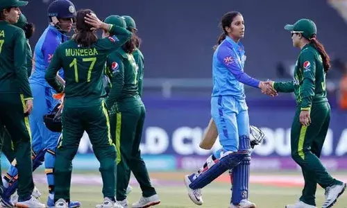 വനിതാ ലോകകപ്പിലും കൈ കൊടുക്കില്ല; ഇന്ത്യ-പാക്കിസ്ഥാൻ മത്സരത്തിൽ ഹസ്തദാനമുണ്ടാകില്ല; മാച്ച് റഫറിക്കൊപ്പം ഫോട്ടോ ഷൂട്ടിലും പങ്കെടുക്കില്ല; പുരുഷ ടീമിന്റെ നിലപാട് ഹർമൻപ്രീത് കൗറിനും സംഘത്തിനും ബാധകം