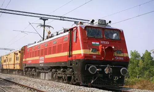 ട്രെയിൻ ഇടപ്പള്ളി ഭാഗത്ത് എത്തിയപ്പോൾ യാത്രക്കാരുടെ നെഞ്ചിടിച്ചു; ബോഗിക്കുള്ളിൽ പാഞ്ഞെത്തിയത് കൂറ്റൻ കല്ലുകൾ; എല്ലാവരും പരിക്കില്ലാതെ രക്ഷപ്പെട്ടത് ഭാഗ്യം കൊണ്ട്; പിന്നിൽ ആ രണ്ടുപേർ