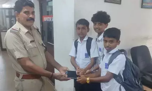 പണമടങ്ങിയ പേഴ്‌സ് കളഞ്ഞു കിട്ടി; തിരികെ ഏല്‍പ്പിച്ച് മാതൃകയായി വിദ്യാര്‍ഥികള്‍