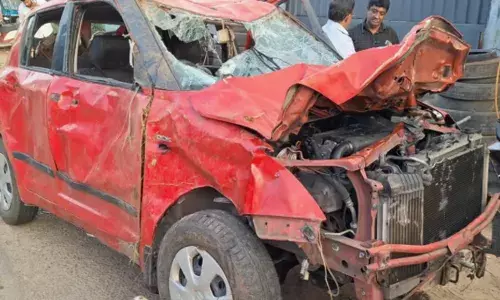 യാത്രക്കിടെ കാർ കേടായത് വിനയായി; ദമ്പതികളും പിഞ്ചുകുഞ്ഞും പുറത്തിറങ്ങിയതും കാട്ടാനക്കൂട്ടം വളഞ്ഞു; അലറിവിളിച്ചതും രക്ഷകനായി ട്രാവലർ; വാഹനം പൂർണമായും തകർന്നു