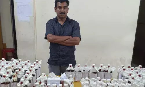 കുറെ ദിവസങ്ങളായി എക്സൈസ് പിന്തുടർന്ന് നിരീക്ഷിച്ചു; ഡ്രൈ ഡേയിൽ കച്ചവടം പൊടിപൊടിക്കുമെന്ന് കരുതി; 100 കുപ്പിയുമായി പ്രതി പിടിയിൽ