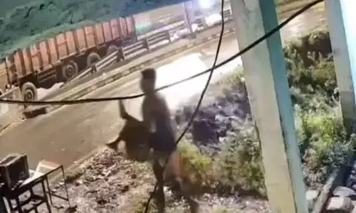 മാനസികവൈകല്യമുള്ള സ്ത്രീയെ ട്രക്ക് ഡ്രൈവര്‍ തട്ടിക്കൊണ്ടുപോയി; ഒഡിഷയില്‍ നടന്ന സംഭവത്തിന്റെ സിസിടിവി ദൃശ്യങ്ങള്‍ പുറത്ത്: അന്വേഷണം ആരംഭിച്ച് പോലിസ്