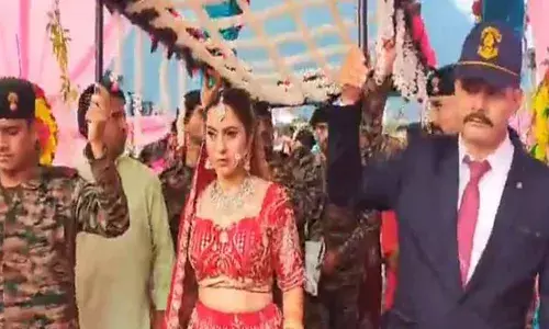 സഹോദരന്റെ സ്ഥാനത്ത് നില്‍ക്കാന്‍ പട്ടാളക്കാര്‍ കൂട്ടമായി എത്തി; ആരാധനയെ മണ്ഡപത്തിലേക്ക് ആനയിച്ചത് ഫുള്‍ യൂണിഫോമില്‍: വീരമൃത്യു വരിച്ച ആശിഷ് കുമാറിന്റെ ആഗ്രഹം സഫലമാക്കി സഹപ്രവര്‍ത്തകര്‍