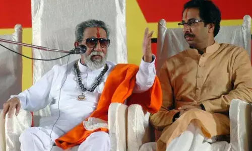 വില്‍പത്രത്തില്‍ വിരലടയാളം പതിപ്പിക്കുന്നതിനായി ബാല്‍ താക്കറെയുടെ മൃതദേഹം ഒരു ദിവസം സൂക്ഷിച്ചു; വിവരം വെളിപ്പെടുത്തിയത് ബാല്‍ താക്കറെയെ ചികിത്സിച്ച ഡോക്ടര്‍;  ഉദ്ധവ് താക്കറെയെ ലക്ഷ്യമിട്ട് ശിവസേന നേതാവ്