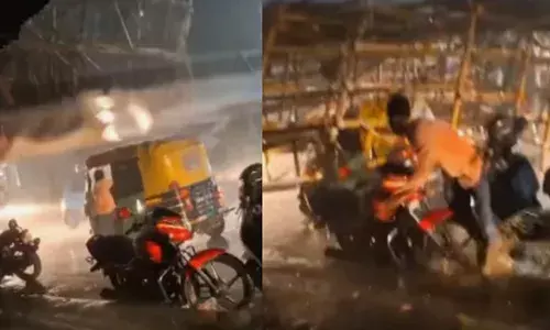 ദുർഗ്ഗാ പൂജാ ആഘോഷങ്ങളിൽ മതിമറന്ന് നിന്ന യുവാവ്; പൊടുന്നനെ എല്ലാവരും കേട്ടത് മാറ്..മാറ് എന്നൊരു നിലവിളി; ഗേറ്റിനടിയിൽ കുടുങ്ങിയ നിലയിൽ ഒരു തല; രക്ഷപ്പെട്ടത് ഭാഗ്യം കൊണ്ട്