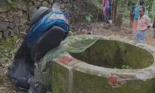 നിയന്ത്രണം വിട്ട സ്കൂട്ടർ കിണറ്റിൽ ഇടിച്ചു; കിണറ്റിൽ വീണ അമ്മയെയും മകനെയും പുറത്തെടുത്തത് നാട്ടുകാർ; സംഭവം കൊല്ലത്ത്