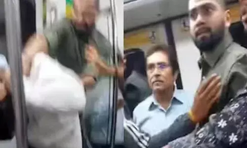 മെട്രോ കോച്ചിൽ രണ്ടുപേർ തമ്മിൽ പൊരിഞ്ഞ അടി; അലറിവിളിച്ച് മുഷ്ടിചുരുട്ടി മുട്ടൻ തല്ല്; സിനിമയെ വെല്ലും രംഗങ്ങൾ; യാത്രക്കാർ ഇടപെട്ടപ്പോൾ സംഭവിച്ചത്