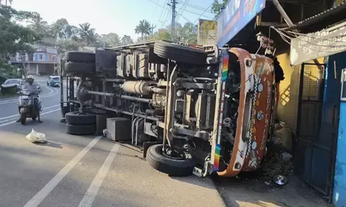ഫുൾ ലോഡുമായി എത്തിയ ലോറി; വളവിൽ ഇരച്ചെത്തിയതും നിയന്ത്രണം നഷ്ടപ്പെട്ട് അപകടം; ഡ്രൈവർക്കും കിളിക്കും പരിക്ക്; സംഭവം പാറശ്ശാലയിൽ
