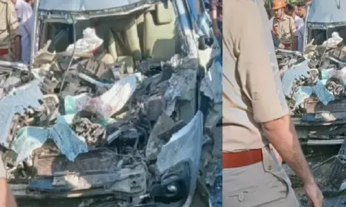 ഉംറ കഴിഞ്ഞ് മടങ്ങിയ ആളെ സ്വീകരിച്ച് മടങ്ങവേ കാർ അപകടം; എട്ട് പേര്‍ക്ക് പരിക്കേറ്റു; ആശുപത്രിയിൽ പ്രവേശിപ്പിച്ചു; സംഭവം കോഴിക്കോട്