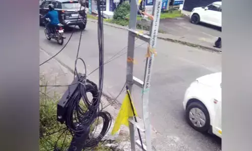 വൈദ്യുതി തൂണില്‍ ലോറി ഇടിച്ചത് മാത്രമേ ഓർമ്മയുള്ളൂ; പിന്നാലെ ദീർഘനേരം നഗരം ഇരുട്ടിൽ; പൊറുതിമുട്ടി ജനം; സംഭവം പെ​രു​മ്പാ​വൂ​രിൽ