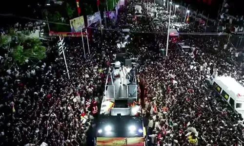 അശ്രദ്ധമായി വാഹനം ഓടിച്ച് അപകടം ഉണ്ടാക്കി; കരൂര്‍ ദുരന്തത്തിനു പിന്നാലെ വിജയുടെ ഡ്രൈവര്‍ക്കെതിരെ കേസ്: അന്വേഷണം ആരംഭിച്ച് പ്രത്യേക സംഘം