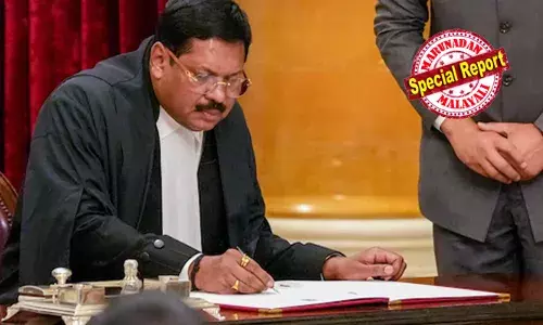 സനാതന ധര്‍മ്മത്തെ അപമാനിക്കുന്നത് ഇന്ത്യ സഹിക്കില്ല എന്ന് മുദ്രാവാക്യം ഉയര്‍ത്തി ബഹളം; ചീഫ് ജസ്റ്റിസിന് നേരെ ഷൂ എറിയാന്‍ ശ്രമം; അതിക്രമം കാട്ടിയ അഭിഭാഷകനെ കസ്റ്റഡിയില്‍ എടുത്ത് പൊലീസ്;  ഇതൊന്നും തന്നെ ബാധിക്കില്ലെന്ന് ബിആര്‍ ഗവായ്