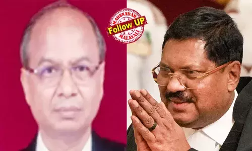 ഷൂസും മറ്റുരേഖകളും തിരികെ നല്‍കണം; ചീഫ് ജസ്റ്റിസിന്റെ നിര്‍ദ്ദേശപ്രകാരം കുറ്റം ചുമത്താന്‍ വിസമ്മതിച്ച് സുപ്രീം കോടതി രജിസ്ട്രാര്‍ ജനറല്‍; ബി ആര്‍ ഗവായിക്ക് നേരേ ഷൂ എറിഞ്ഞ അഭിഭാഷകനെ വിട്ടയച്ചു; രാകേഷ് കിഷോറിന്റെ പക്കല്‍ സനാതന ധര്‍മ്മത്തോടുള്ള അനാദരവ് ഇന്ത്യ പൊറുക്കില്ല എന്നെഴുതിയ കടലാസുകളും; അഭിഭാഷകന് ബാര്‍കൗണ്‍സിലിന്റെ സസ്‌പെന്‍ഷന്‍